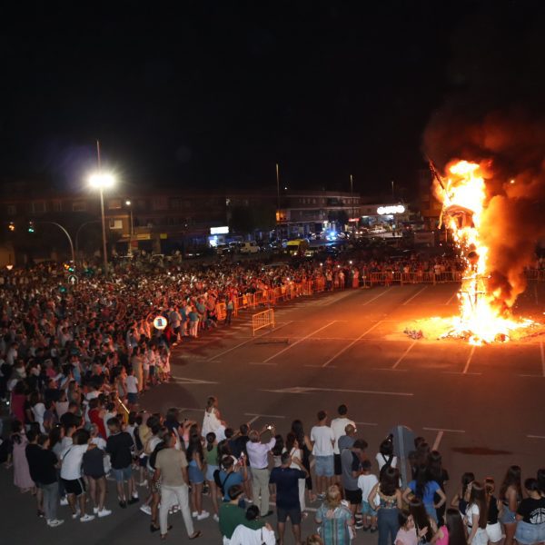 Los pinatarenses disfrutan de la noche de San Juan con la quema de la hoguera municipal 