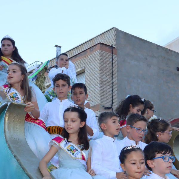 El desfile de carrozas cierra las fiestas en honor a San Pedro Apóstol 