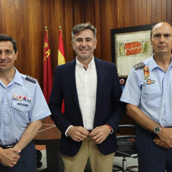 El alcalde de San Pedro del Pinatar recibe al Coronel Director de la AGA y al que será su sucesor