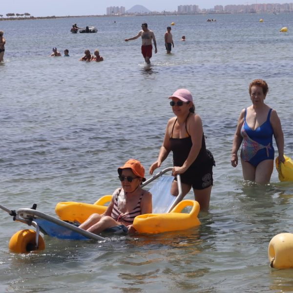 San Pedro del Pinatar apuesta por la accesibilidad con tres puntos de baño adaptado en sus playas 