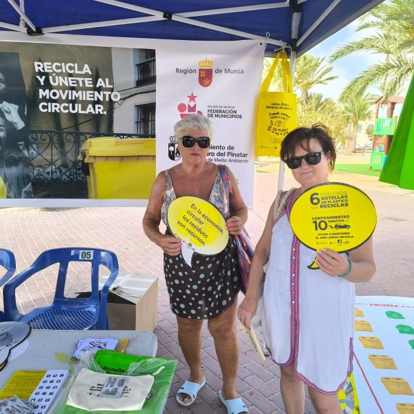 Las playas pinatarenses acogen la acción medioambiental “Recicla y únete al movimiento circular”