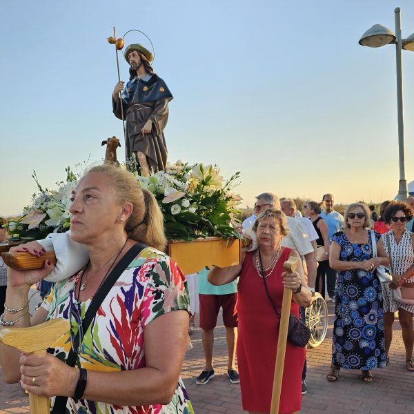 Los vecinos de El Mojón celebraron San Roque  una procesión y misa de campaña