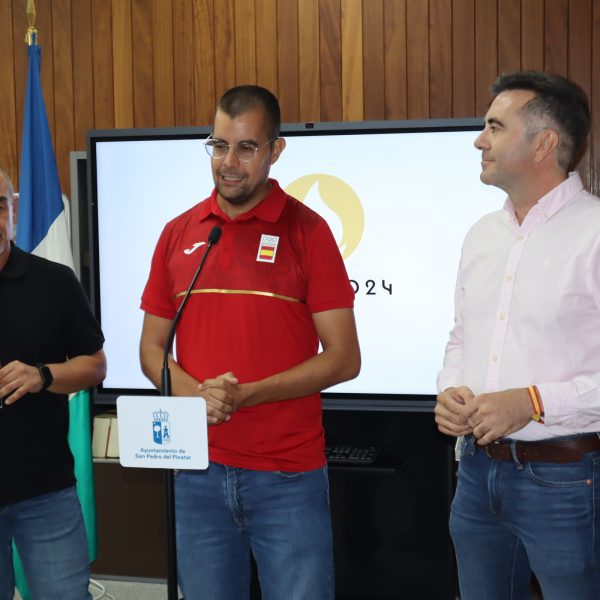 El deportista Paralímpico Lorenzo Albaladejo visita el Ayuntamiento de San Pedro del Pinatar 