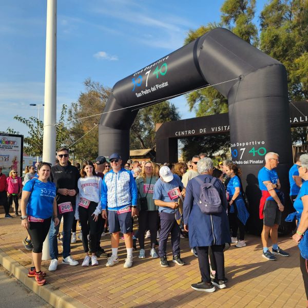 250 personas se suman  a la marcha senderista para ayudar a Valencia tras la DANA 