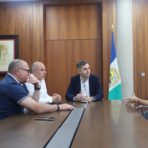 La ganadora de la Ruta de las Fortalezas 2025, Carmen Martínez, visita el Ayuntamiento